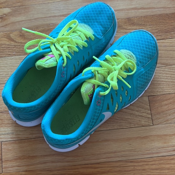 Women’s Nike Sneakers - Picture 2 of 4